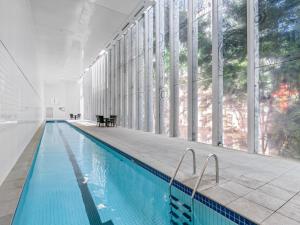 布里斯班City Centre 3BR Apartment with Stunning Views的一座带大窗户的建筑中的游泳池