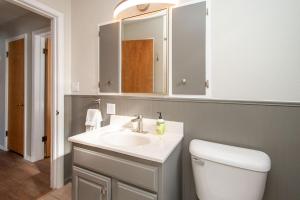 法戈NEW Charming Home in the Heart of North Fargo的浴室配有白色水槽和卫生间。