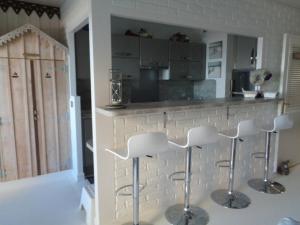 阿卡雄Appartement Arcachon, 3 pièces, 6 personnes - FR-1-374-24的厨房在柜台前设有两个吧台凳