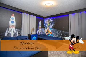 基西米StarWars Game Room 9Bd5BA Sleep 25 ChampionsGate的卧室设有微型老鼠卧室和海洋床