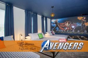 基西米StarWars Game Room 9Bd5BA Sleep 25 ChampionsGate的卧室配有两张床,墙上挂着超级英雄壁画
