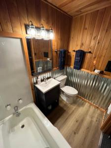 红河Three Bears Lodge的带浴缸、卫生间和盥洗盆的浴室