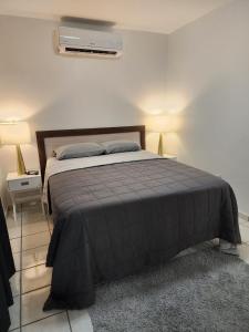 圣胡安San Juan Apartments的一间卧室配有一张带黑色棉被的床