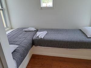 天阁露玛莫顿岛别墅及公寓酒店的一张床上有两个枕头的房间