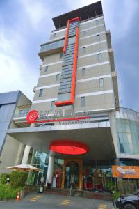 三宝垄三宝垄霍姆@斯姆邦利玛酒店的前面有红色标志的高楼