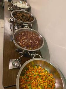 马尼拉Summit Hotel Magnolia的一排满不同种类食物的锅