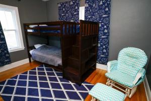 法戈Large North Fargo Home near NDSU的卧室配有两张双层床、椅子和地毯。