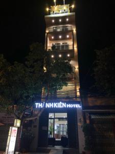 Xóm Mỹ CaThành Kiên Hotel的一座建筑,上面有标志,上面写着你厨房的旅馆在晚上读书