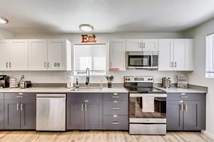 盐湖城Near City Center - Full Kitchen - Fast Wi-Fi的厨房配有白色橱柜和不锈钢用具