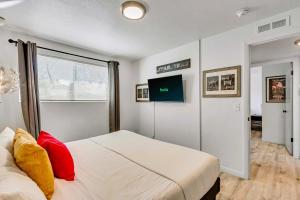 盐湖城Near City Center - Full Kitchen - Fast Wi-Fi的卧室配有带红色枕头的大型白色床