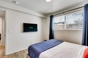 盐湖城Near City Center - Full Kitchen - Fast Wi-Fi的一间卧室设有一张床和一个窗口