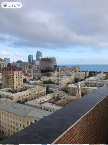 巴库10 out of 10 VIP Sea view apartment with terrace的从建筑屋顶上可欣赏到城市美景