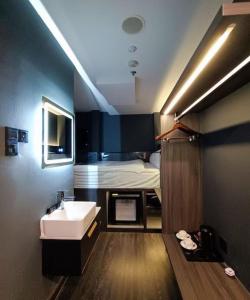 新加坡HOTEL JJH - newly opened near BUGIS的一间带水槽和床的浴室