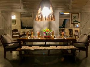 贝岛Corto Novo Maison d'hôtes-Camping的餐桌、椅子和吊灯