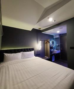 新加坡HOTEL JJH - newly opened near BUGIS的卧室配有一张白色大床