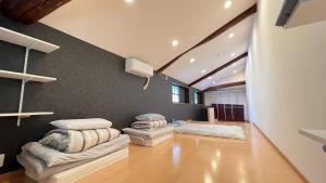 大阪関空和風庭園豪邸的客厅设有两张床和一面墙