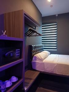 新加坡HOTEL JJH - newly opened near BUGIS的一间卧室配有一张床和一台电视。