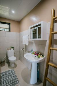波拉波拉Vue imprenable sur le lagon de Bora Bora的浴室配有白色水槽和卫生间。