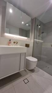 悉尼Sapphire Royale Suite in Macquarie Park的浴室配有卫生间、盥洗盆和淋浴。