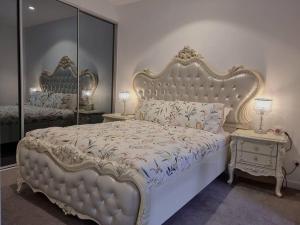 悉尼Sapphire Royale Suite in Macquarie Park的卧室配有一张白色大床和镜子