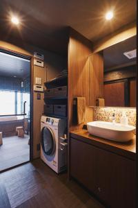 海津市奥琵琶湖　四季亭的一间带洗衣机和水槽的浴室