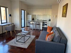 墨尔本Superb City Views - Apartment, work or just relax!的客厅配有沙发和桌子