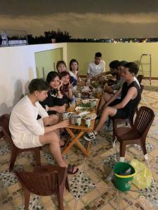 Ấp Sung XuânHomestay Hoài Tâm Phan Thiết的一群人坐在桌子旁