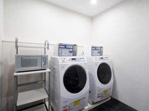 名古屋名古屋新干线口大和ROYNET酒店的洗衣房配有2台洗衣机和微波炉