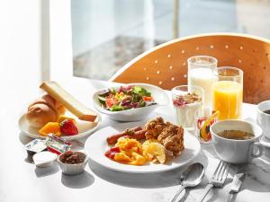 名古屋名古屋新干线口大和ROYNET酒店的一张桌子,上面有一盘早餐食品和饮料