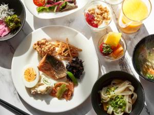 名古屋名古屋新干线口大和ROYNET酒店的餐桌上摆放着食物和饮料