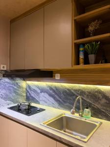 万隆R30 Apartemen Gateway Pasteur 2BR Daymentroom的厨房配有水槽和台面