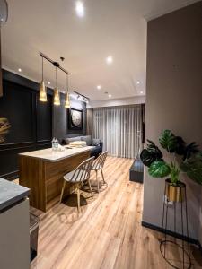 万隆R30 Apartemen Gateway Pasteur 2BR Daymentroom的厨房以及带桌椅的起居室。