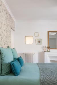 阿尔勒Maison Douce Arles的一间卧室配有一张带蓝色枕头的床