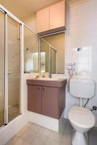 珀斯贝斯沃特品质酒店的浴室配有卫生间、盥洗盆和淋浴。