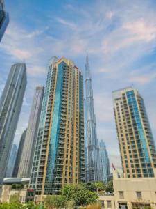 迪拜Ramada by Wyndham Downtown Dubai的城市中一群高大的建筑
