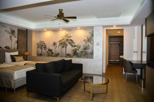 托尔巴Samara Hotel Bodrum的酒店客房配有床、沙发和桌子。