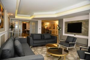 托尔巴Samara Hotel Bodrum的客厅配有两张沙发和一台电视机