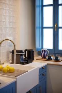 伊兹拉Orloff Legacy Suites Hydra的厨房配有水槽和柠檬台面