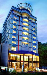 查亚普拉ASTON Jayapura Hotel and Convention Center的一座高大的蓝色建筑,上面有一个圆顶