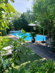 土伦Villa féeric的后院设有游泳池和木甲板