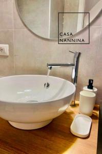 卡普里Casa Nannina - Seaview Terrace with Jacuzzi in Capri的木桌上配有白色水槽的浴室