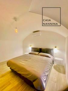 卡普里Casa Nannina - Seaview Terrace with Jacuzzi in Capri的一间卧室,卧室内配有一张大床