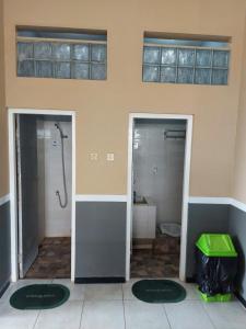 JomblangPenginapan Sriwijaya Semarang的带淋浴和卫生间的两扇门浴室
