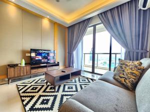 新山R&F Princess Cove CIQ Premium Sea View Suites by NEO的带沙发和电视的客厅