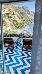 波西塔诺Villa Diamond Luxury Suite的山景阳台,配有2张长椅。