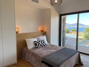 皮耶特罗塞拉Villa Alandra的一间卧室配有一张床,享有水景