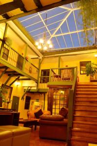 库斯科麦奎旅馆的一间带楼梯和玻璃天花板的客厅