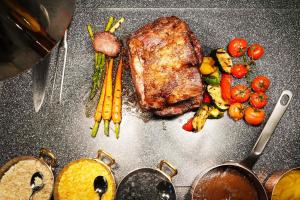 西安西安海荣JW万豪酒店的餐桌上的烤肉和蔬菜