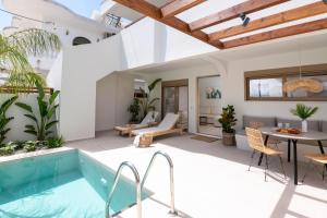 拉多斯Mariann Premium Suites的一个带游泳池和庭院的别墅