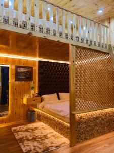 大叻Dớt's Garden Homestay的一间卧室设有双层床和楼梯。